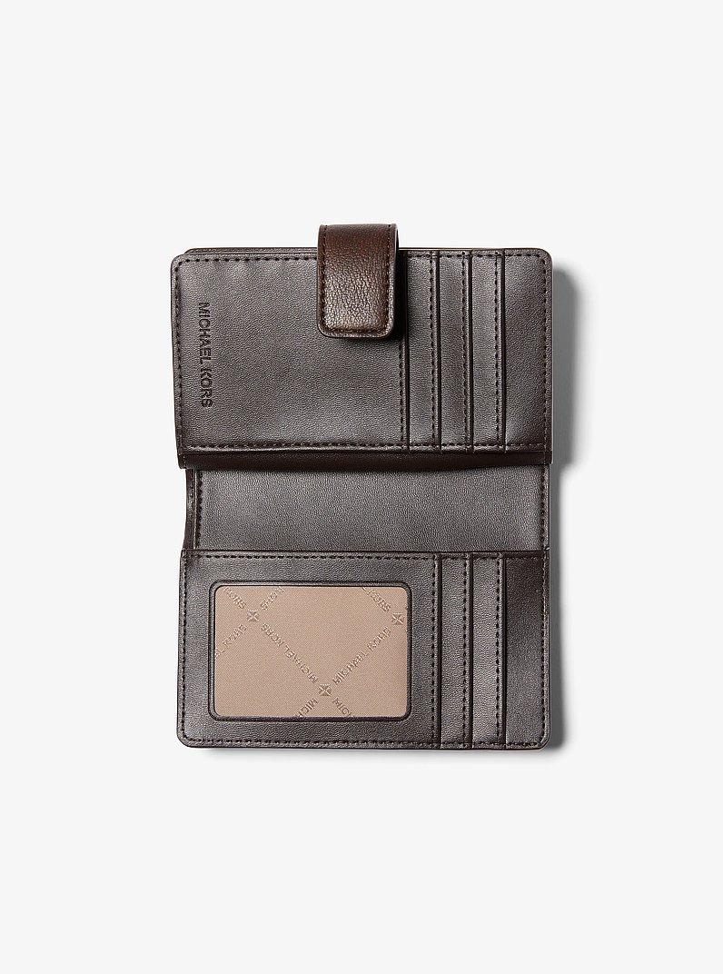 Billetera Jet Set Travel mediana de piel con logotipo en relieve y acabado pulido in CHOCOLATE | Michael Kors