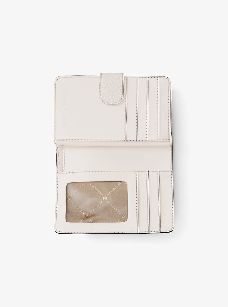 Billetera Jet Set Travel mediana con dos pliegues y logotipo grabado in CREMA CLARO | Michael Kors