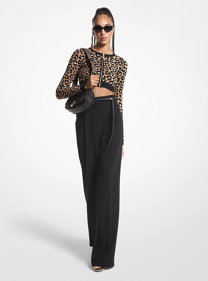 Cardigan aus Jacquardstrick mit Leopardenmuster und Rei&szlig;verschluss in DUNKLES KAMELBRAUN | Michael Kors
