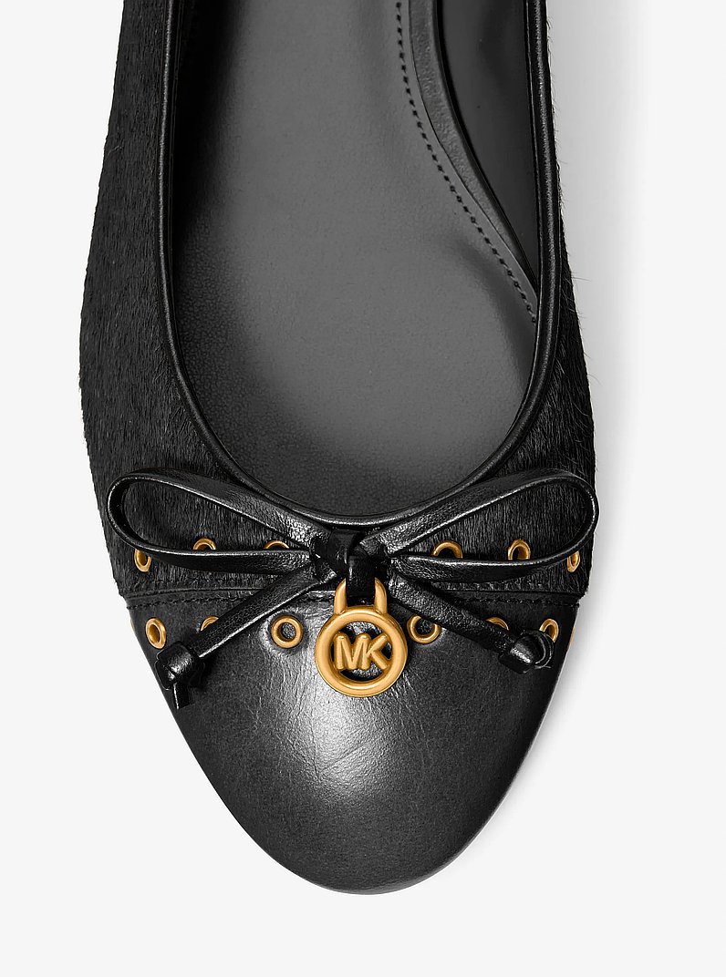 Chausson de ballet Piper Flex en cuir &agrave; &oelig;illets et en poils de veau in NOIR | Michael Kors