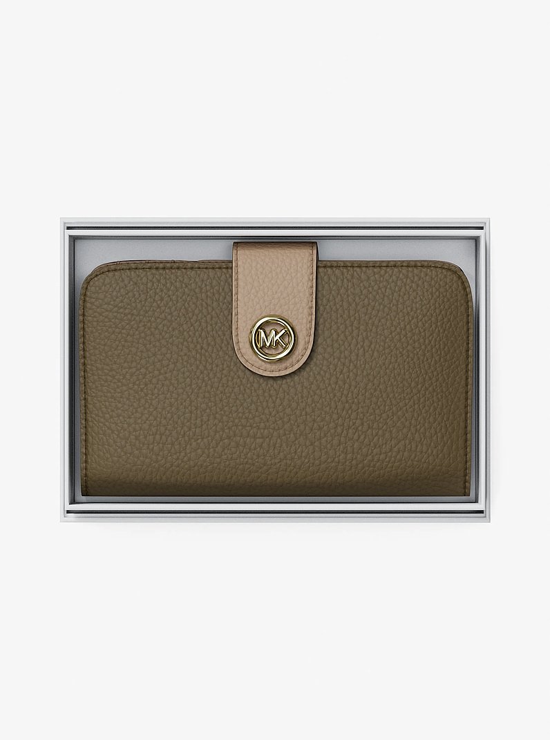 Cartera mediana de piel granulada con bloque de color y adorno MK curvo in [3914] | Michael Kors