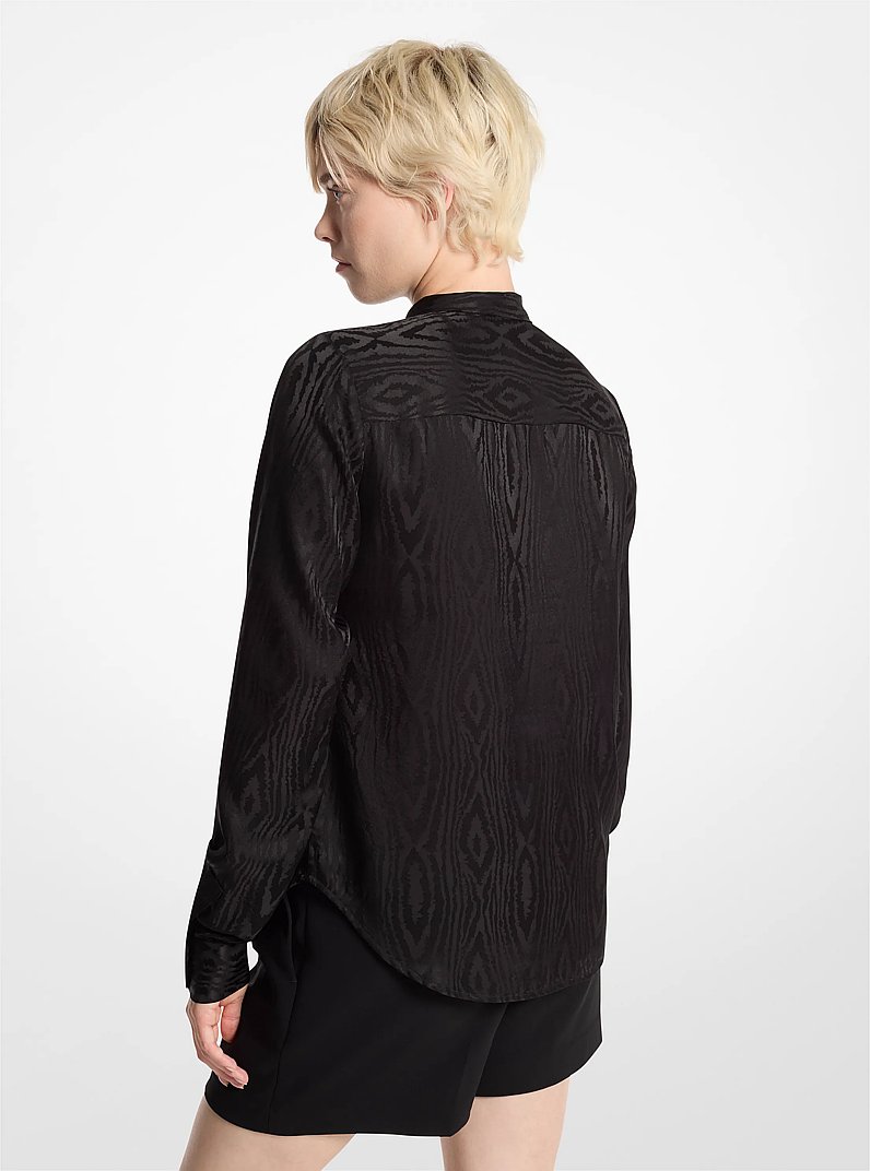 Blusa in moir&eacute; con colletto con nastro in NERO | Michael Kors