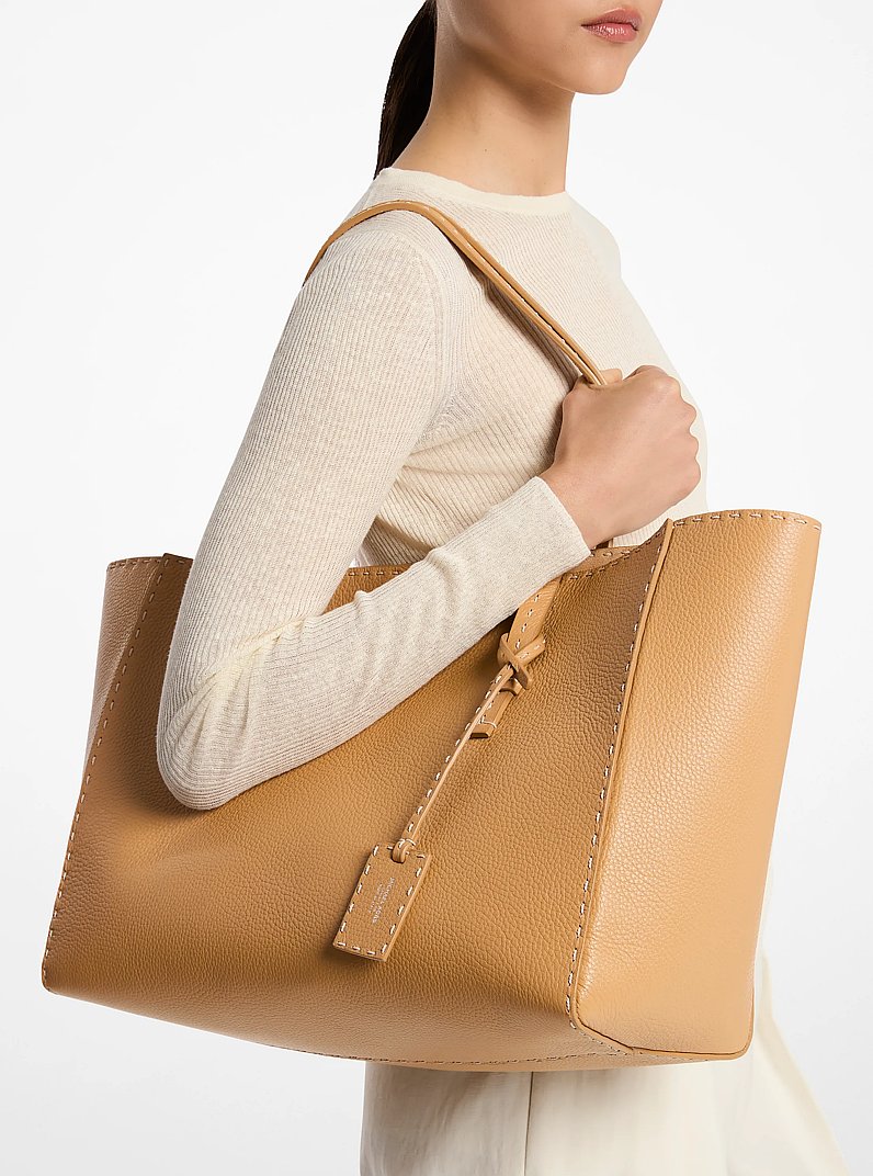 Sac fourre-tout Sharon en cuir grain&eacute; brod&eacute; &agrave; la main