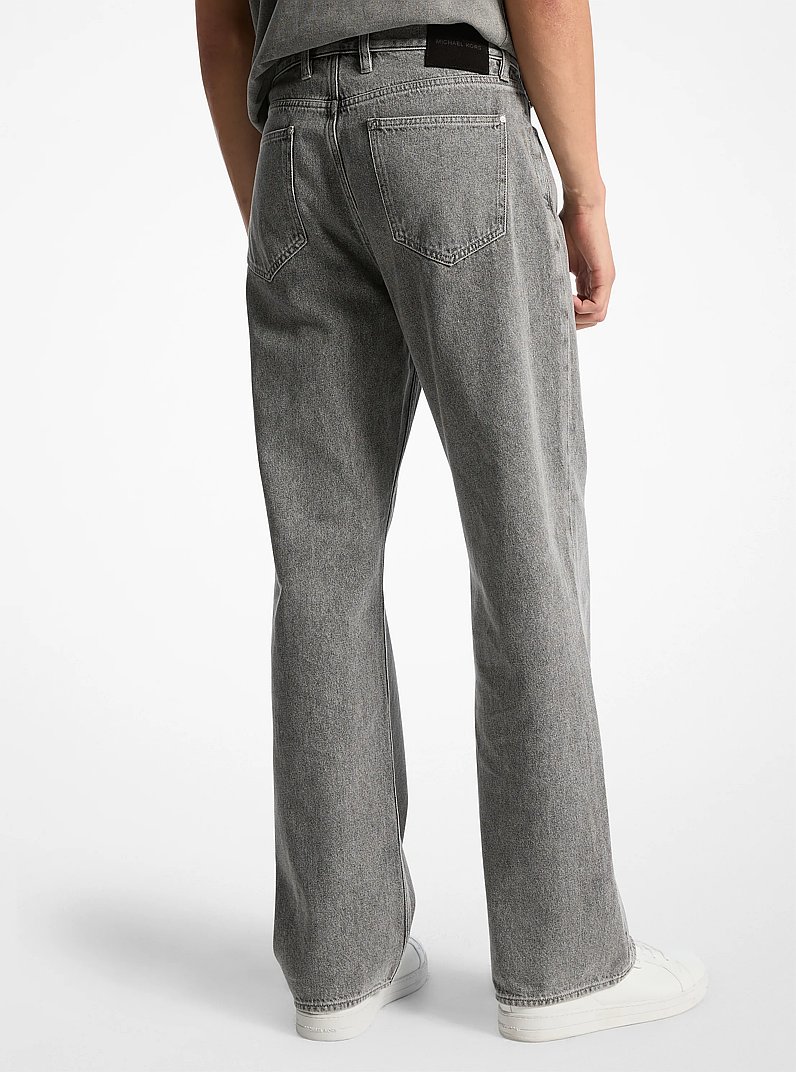 Jean Arden en denim d&eacute;lav&eacute; &agrave; coupe d&eacute;contract&eacute;e