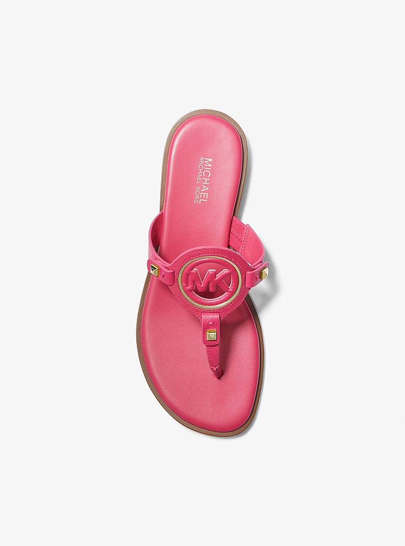 Sandalia Aubrey de piel con logotipo recortado y tira en forma de T in ROSA EL&Eacute;CTRICO | Michael Kors