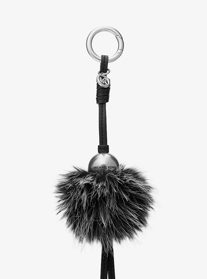 Breloque pour sac en fausse fourrure orn&eacute;e d&rsquo;une perle de ton argent in NOIR | Michael Kors