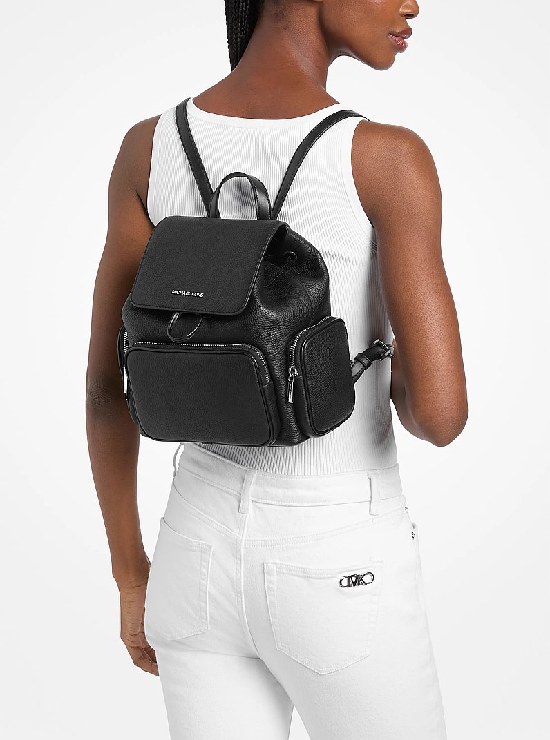 Petit sac &agrave; dos cargo Merritt en cuir grain&eacute; in NOIR | Michael Kors
