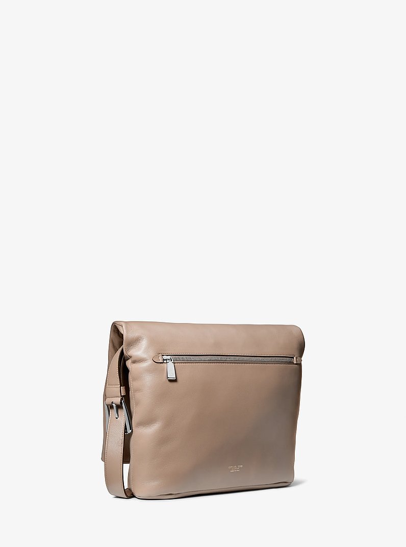 Bolso messenger Gloria mediano de piel in MARR&Oacute;N TOPO | Michael Kors