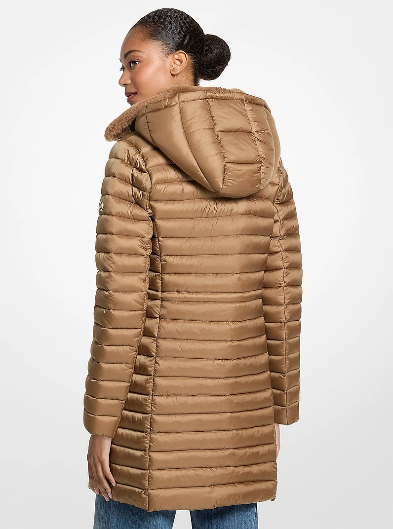 Komprimierbarer Steppmantel aus Nylon mit Kunstfellbesatz in DUNKLES KAMELBRAUN | Michael Kors