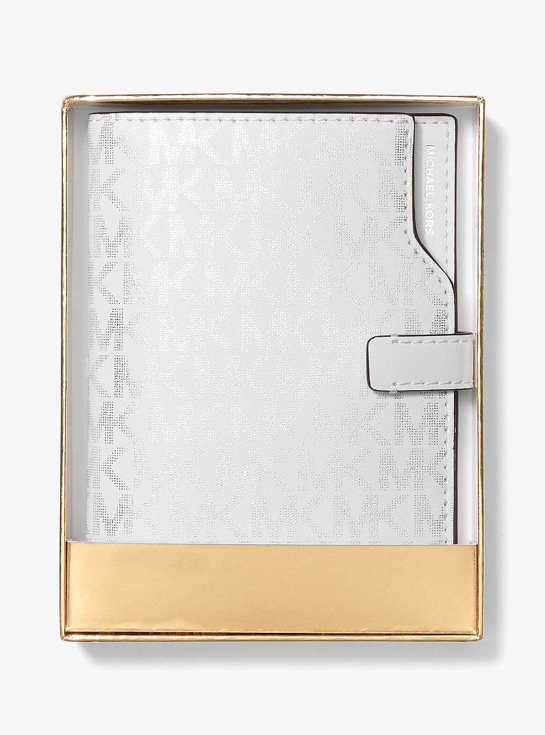Paspoortetui Jet Set met kenmerkend metallic logo in OPTISCH WIT | Michael Kors
