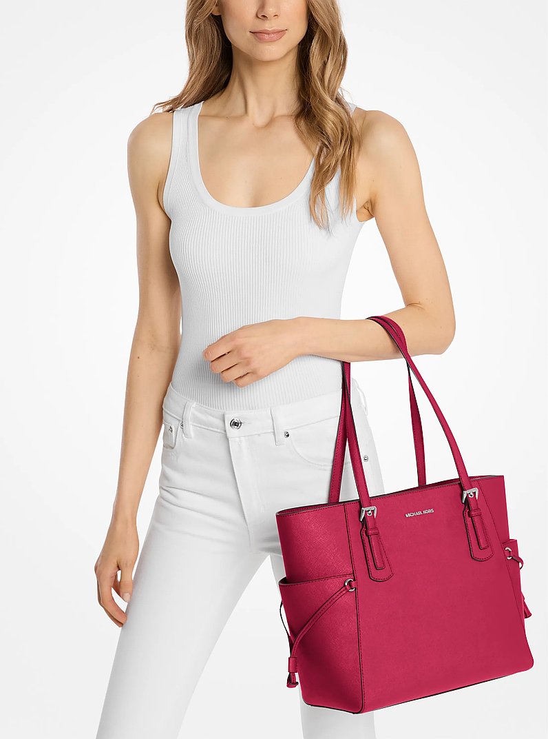 Grand sac fourre-tout Voyager en cuir Saffiano in FRAMBOISE FONC&Eacute; | Michael Kors