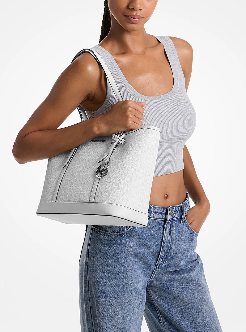 Petit sac fourre-tout Jet Set Travel &agrave; logo Signature et &agrave; fermeture &eacute;clair sur le dessus in BLANC OPTIQUE | Michael Kors