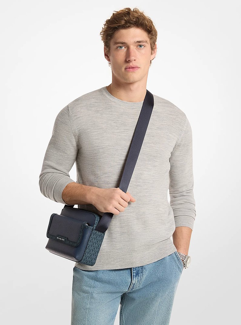 Sac &agrave; bandouli&egrave;re pour appareil photo Cooper de taille moyenne en cuir grain&eacute; et &agrave; logo Signature in BLEU MARINE | Michael Kors