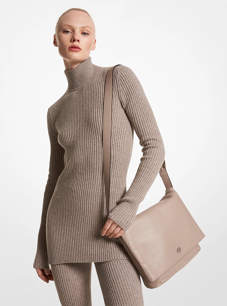 Bolso messenger Gloria mediano de piel in MARR&Oacute;N TOPO | Michael Kors
