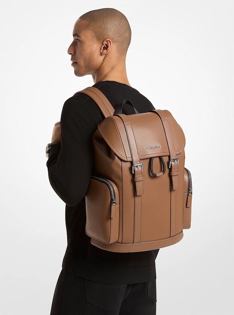 Sac &agrave; dos Cooper en cuir grain&eacute; in LUGGAGE | Michael Kors