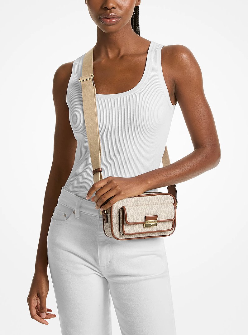 Bandolera para c&aacute;mara Bradshaw extrapeque&ntilde;a metalizada con logotipo in VAINILLA | Michael Kors
