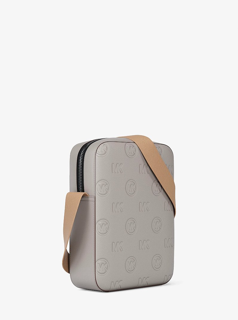 Sac d&rsquo;avion Cooper &agrave; logo grav&eacute; in GRIS PERLE | Michael Kors