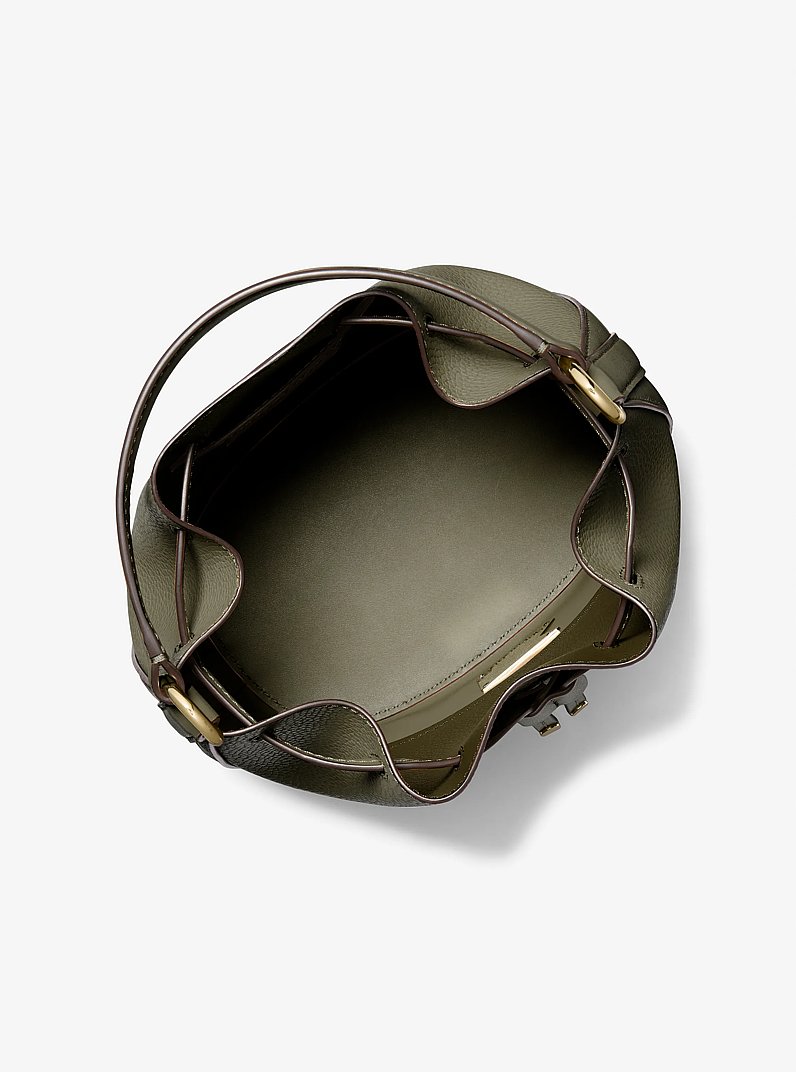 Bolso estilo cubo Reed mediano de cuero granulado