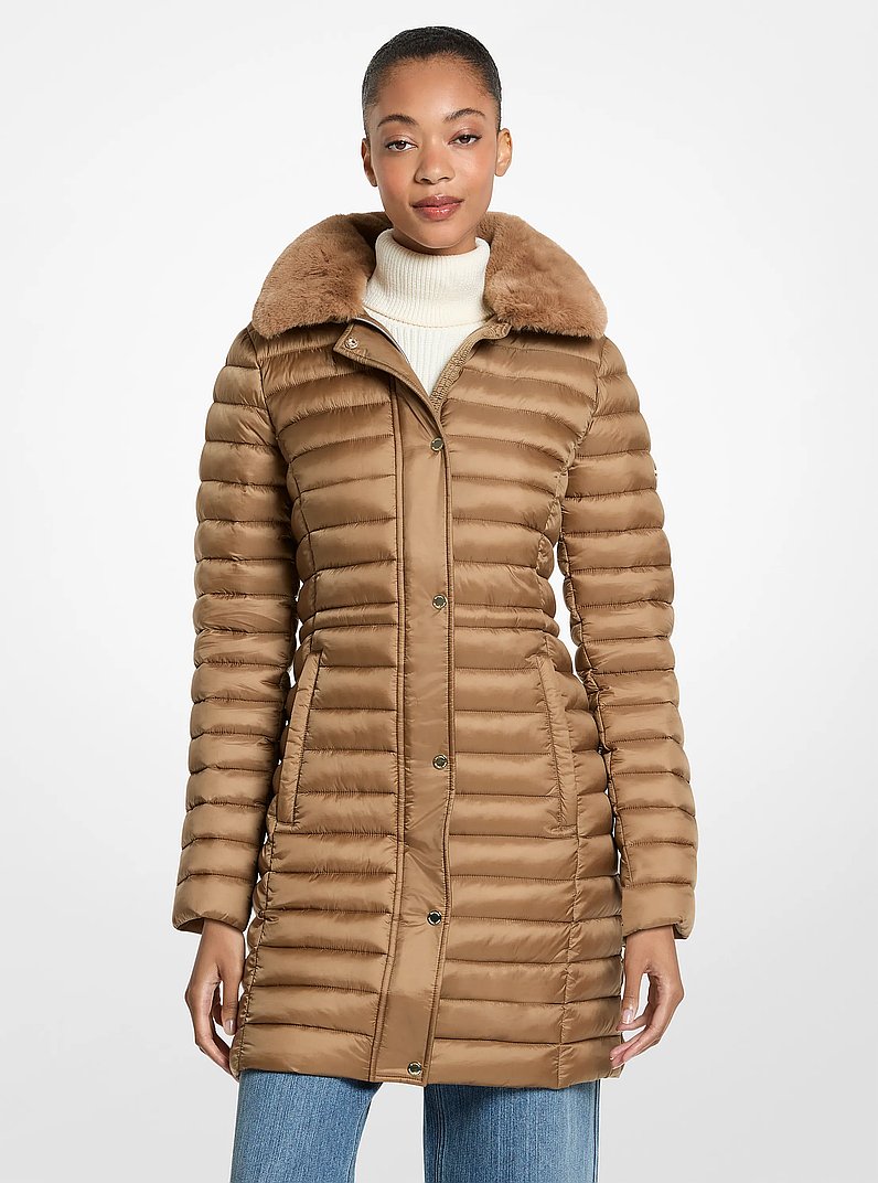 Komprimierbarer Steppmantel aus Nylon mit Kunstfellbesatz in DUNKLES KAMELBRAUN | Michael Kors