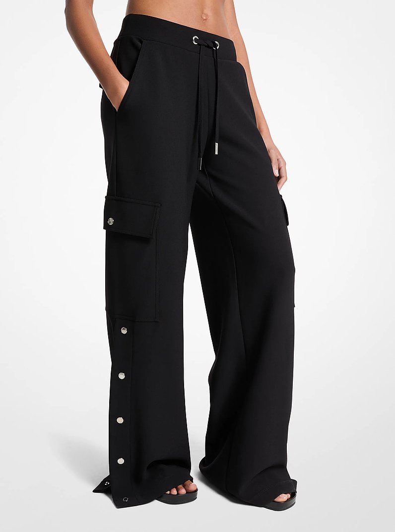 Cargohose aus Stretch-Krepp mit weitem Bein in SCHWARZ | Michael Kors