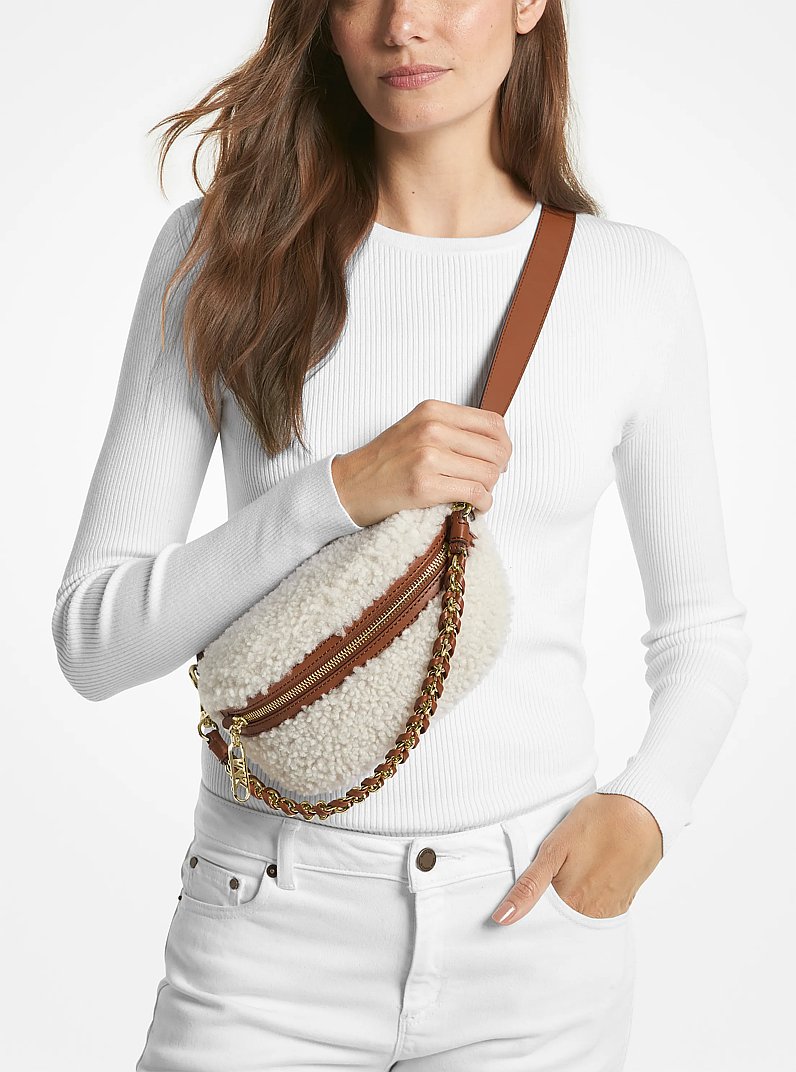 Bolsa de cintura em shearling Slater extrapequena