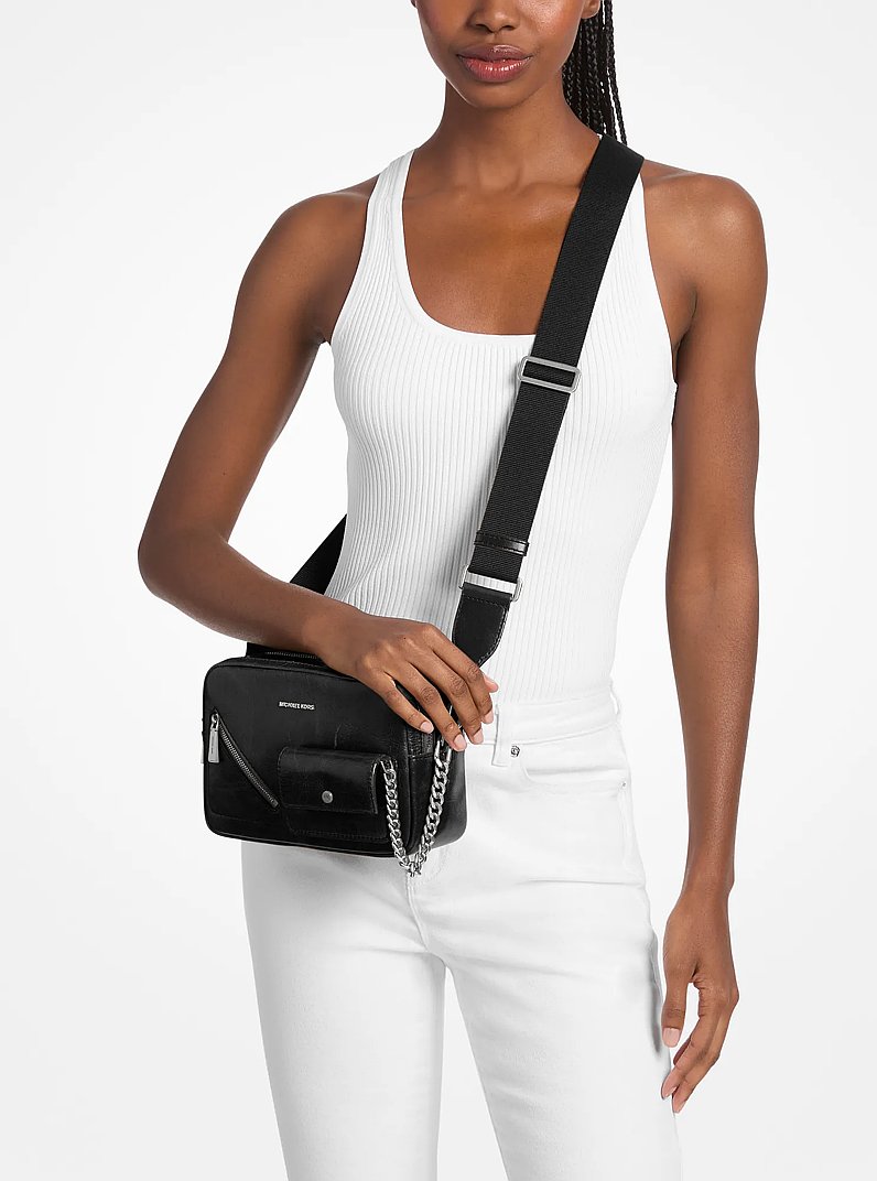 Cameracrossbodytas Bryant van leer met kaarthouder, middelgroot in ZWART | Michael Kors