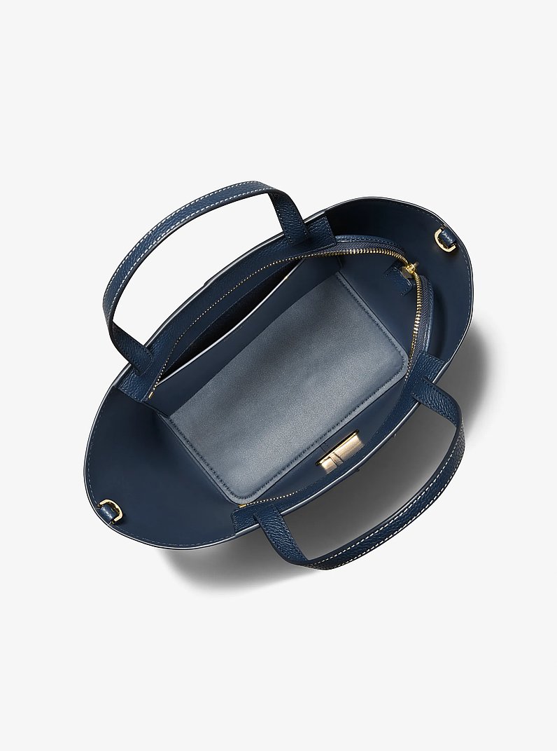 Bolso tote Flora mediano de piel granulada con logotipo in AZUL OSCURO/AZUL P&Aacute;LIDO | Michael Kors