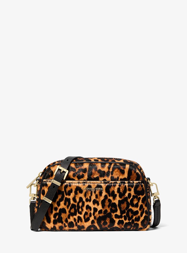 Petit sac &agrave; bandouli&egrave;re pour cam&eacute;ra Jet Set en poils de veau &agrave; imprim&eacute; l&eacute;opard in SOUCI | Michael Kors