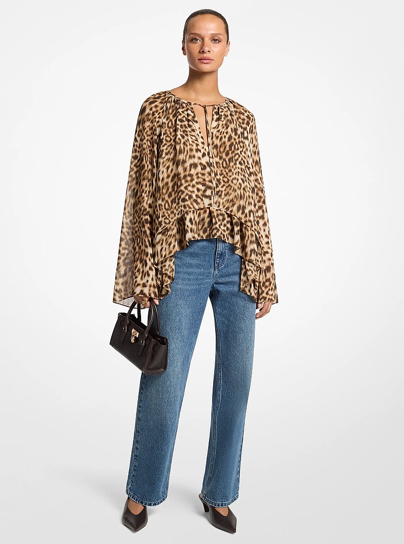 Vokuhila-Bluse aus Georgette mit Leopardenmuster in DUNKLES KAMELBRAUN | Michael Kors