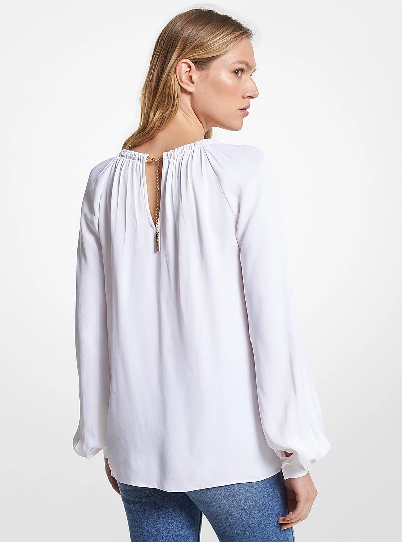 Bluse aus Charmeuse mit Kettendetails und Cutouts