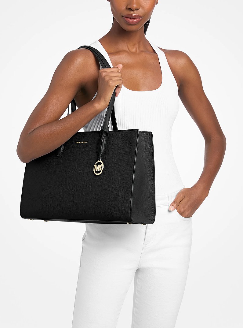 Borsa tote Scarlett media in pelle martellata in NERO | Michael Kors