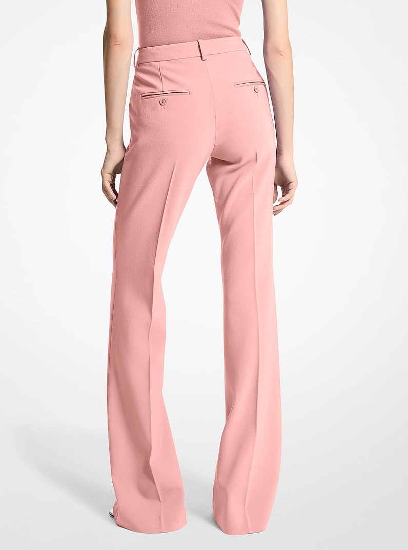 Pantalon &eacute;vas&eacute; Haylee en cr&ecirc;pe grain&eacute; extensible
