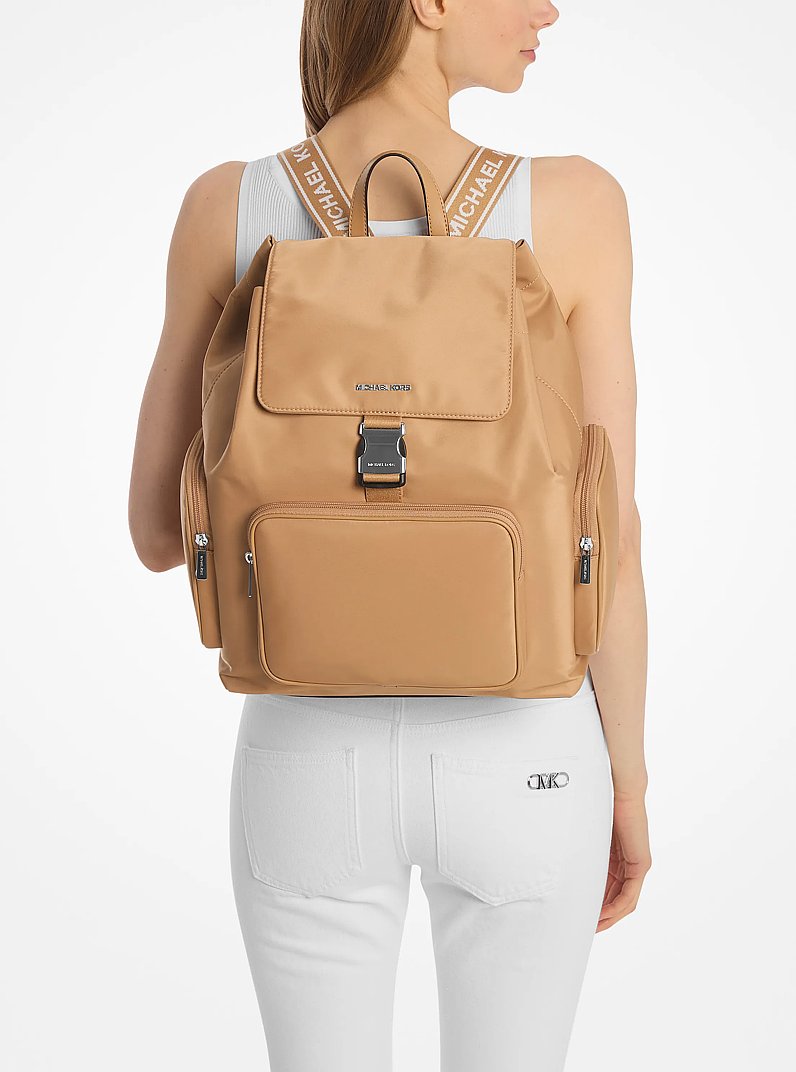 Mochila cargo Khai grande de nailon in MAN&Iacute; | Michael Kors