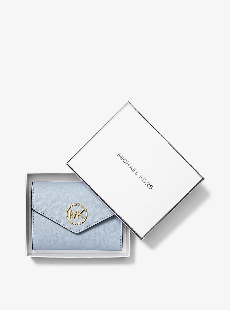 Cartera tipo sobre Carmen mediana de piel saffiano con tres pliegues in AZUL P&Aacute;LIDO | Michael Kors