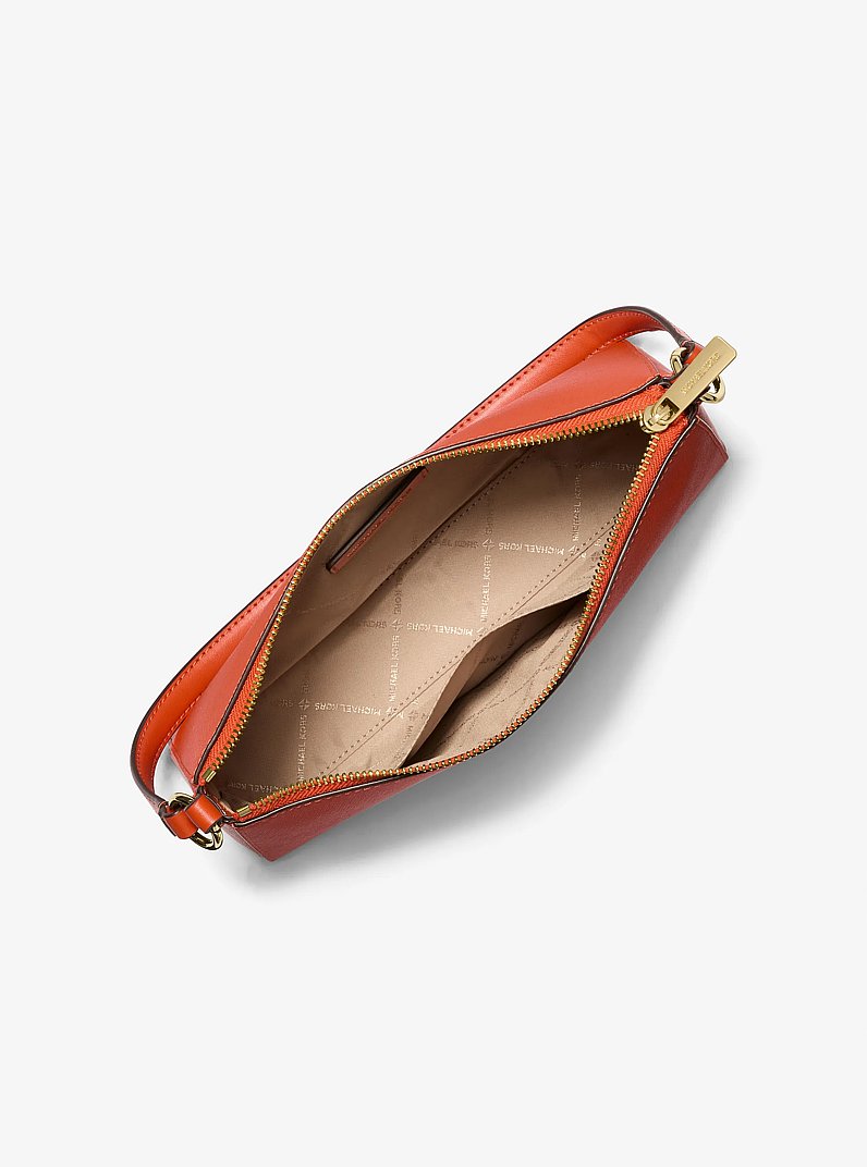Bolso pochette Vincent mediano de cuero saffiano con tarjetero con logotipo de la marca in ROJO ARCILLA | Michael Kors
