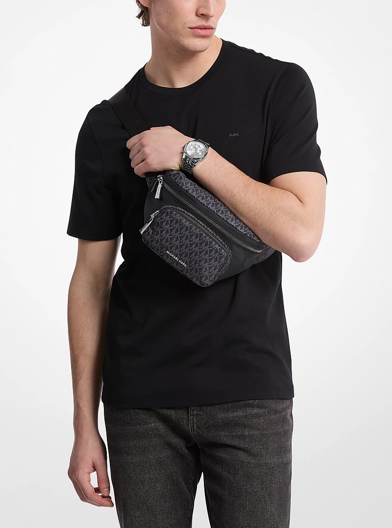 Sling-Tasche Tanner aus Nylon mit Signature-Logomuster im Utility-Stil in SCHWARZ | Michael Kors