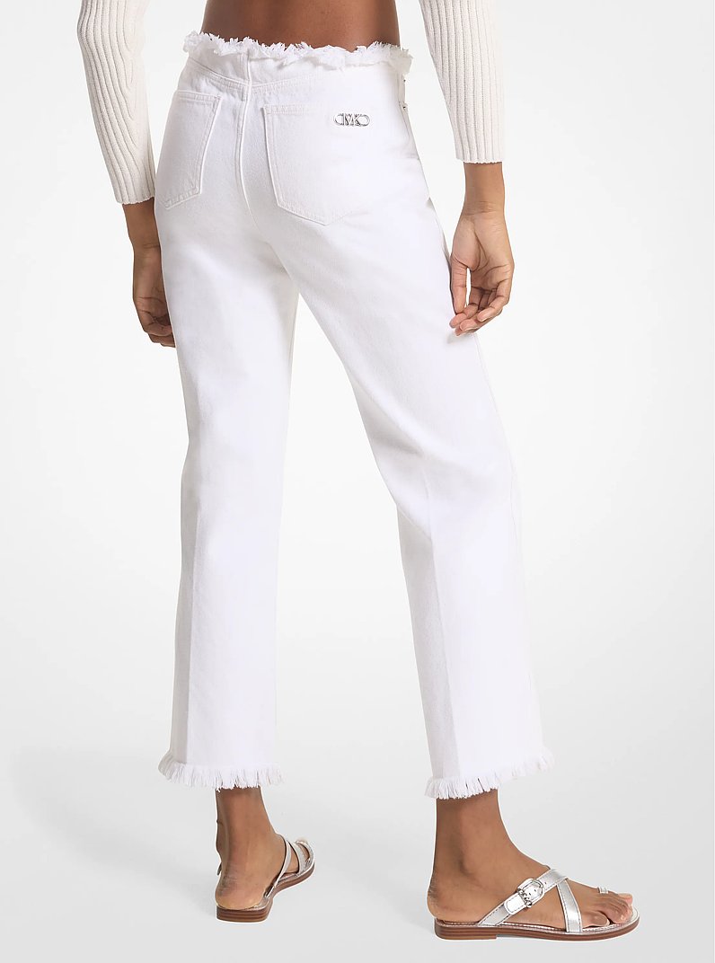 Jean court en denim effiloch&eacute;