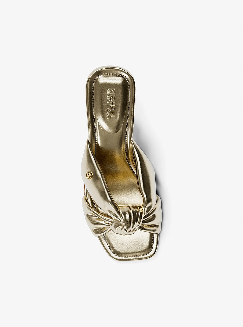 Sandale Elena m&eacute;tallis&eacute;e in OR P&Acirc;LE | Michael Kors