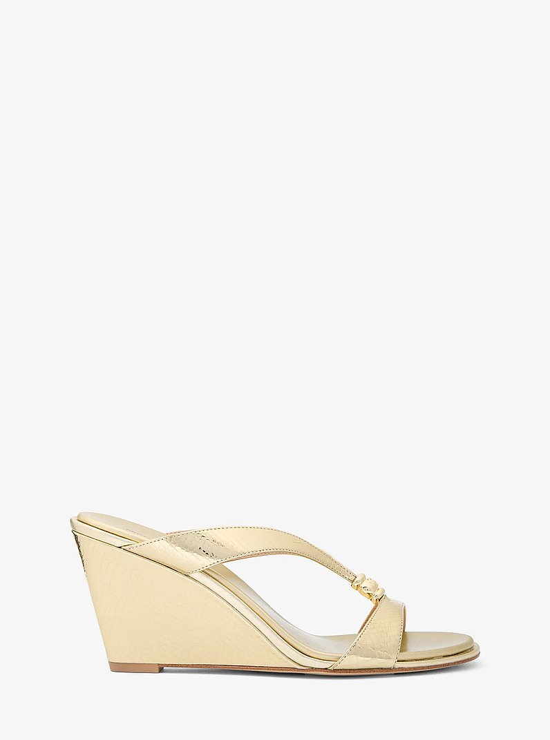 Sandalo Cherie in pelle stampa serpente metallizzata con zeppa in ORO PALLIDO | Michael Kors