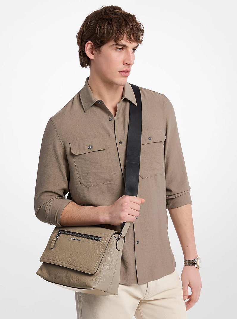 Bolso messenger Hudson peque&ntilde;o de piel granulada in ABEDUL | Michael Kors