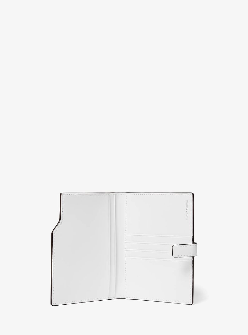 Paspoortetui Jet Set met kenmerkend metallic logo in OPTISCH WIT | Michael Kors