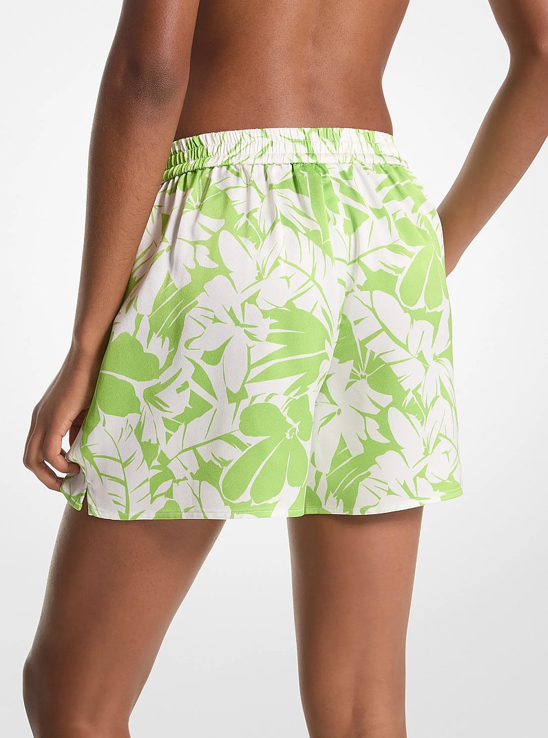 Pantal&oacute;n corto de sat&eacute;n con estampado de palmeras