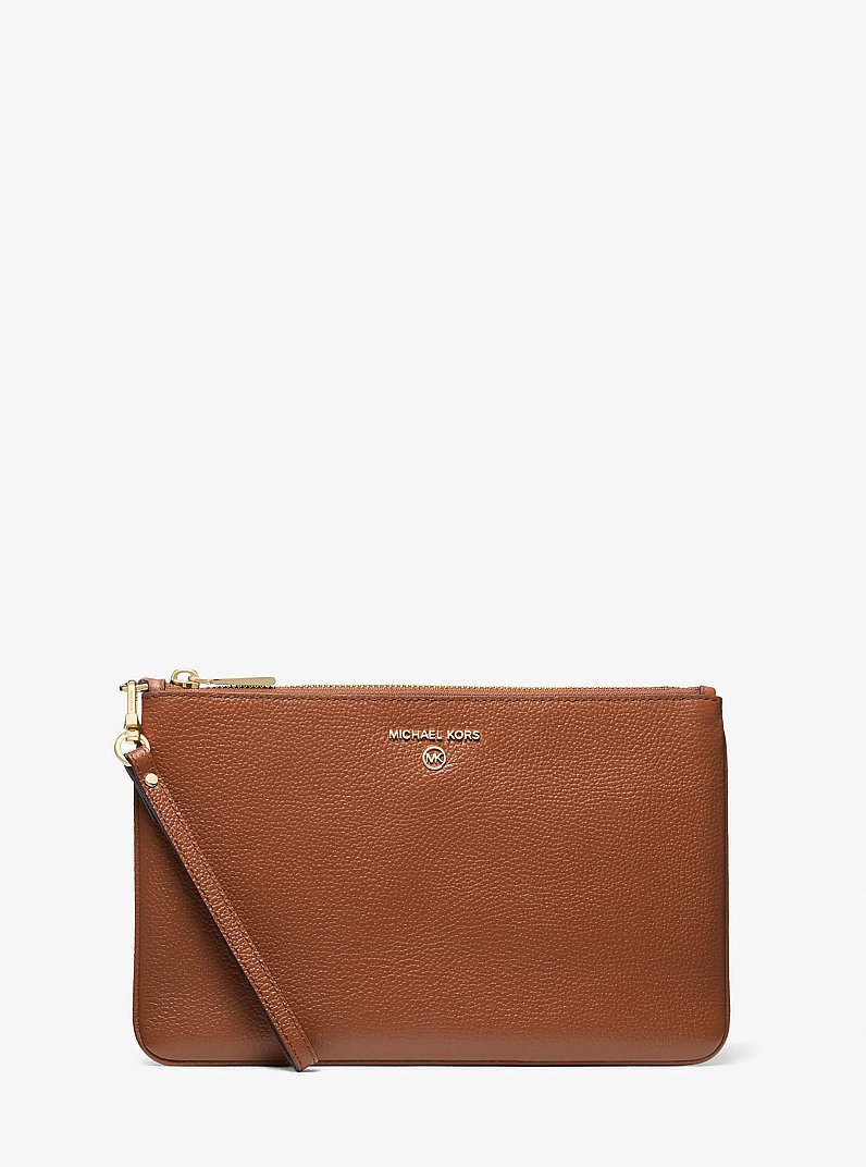 Gro&szlig;e Handgelenktasche aus gekrispeltem Leder in LUGGAGE | Michael Kors