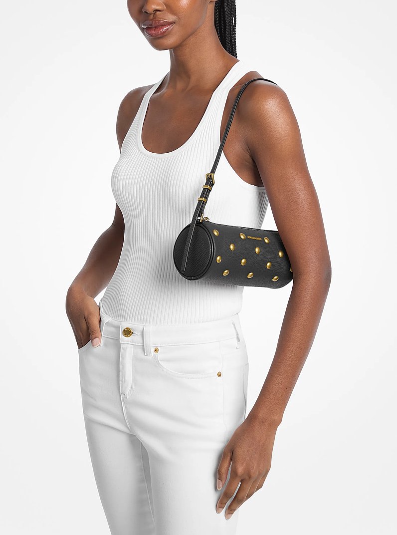 Bolso pochette Izzy peque&ntilde;o cil&iacute;ndrico de piel granulada con tachuelas in NEGRO | Michael Kors