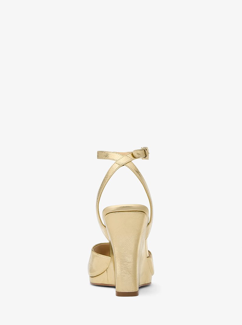 Sandalia de plataforma Carson de cuero metalizado in DORADO P&Aacute;LIDO | Michael Kors