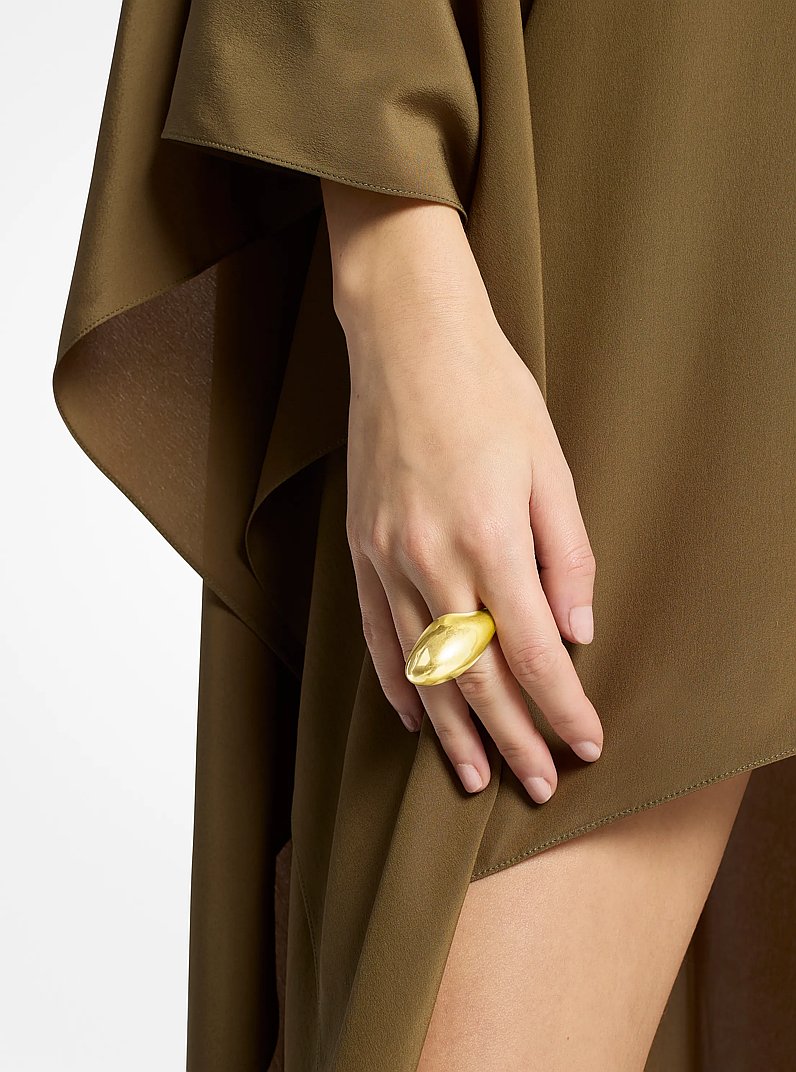 Anillo de lat&oacute;n enchapado en oro de 24 quilates con forma de c&uacute;pula in LAT&Oacute;N | Michael Kors