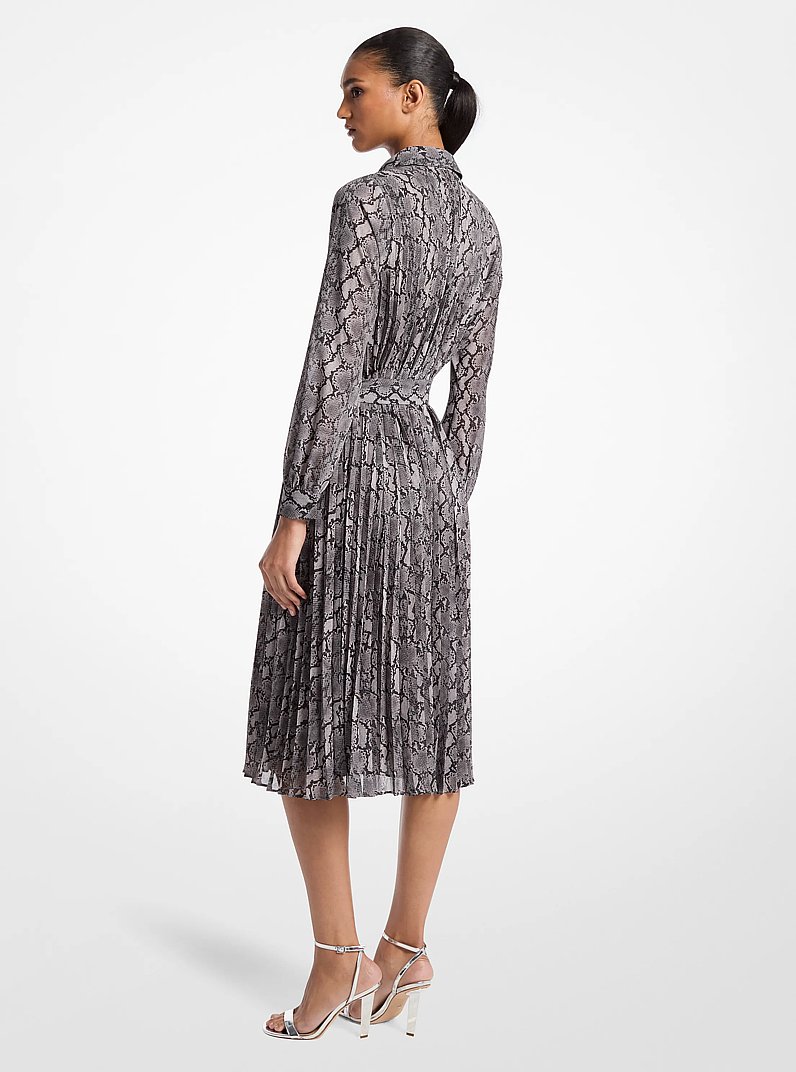 Vestido camisero plisado de georgette con estampado de serpiente in NEGRO | Michael Kors