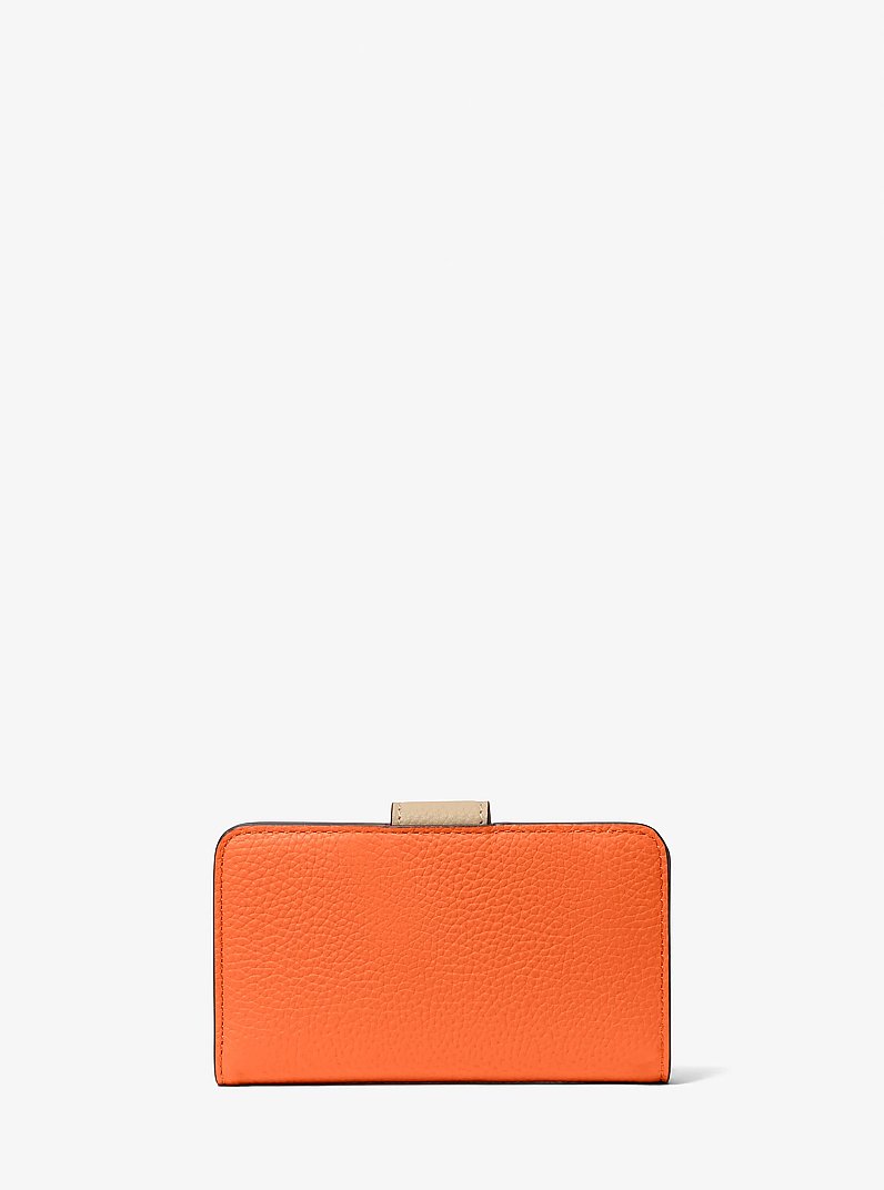 Cartera mediana de piel granulada con bloque de color y adorno MK curvo in [3766] | Michael Kors