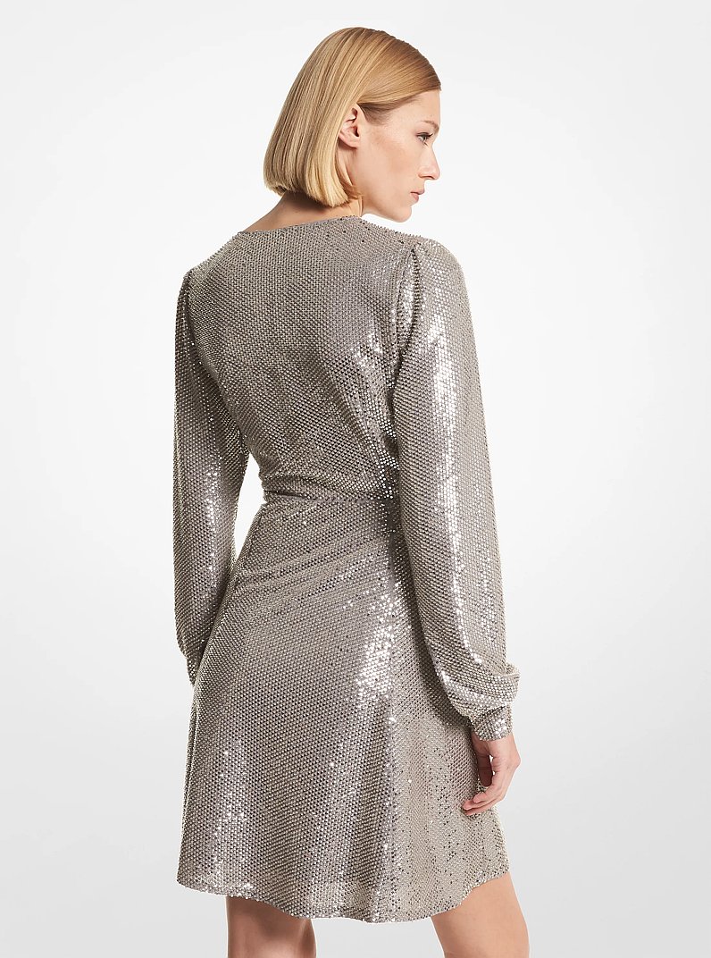 Robe travaill&eacute;e en cr&ecirc;pe georgette