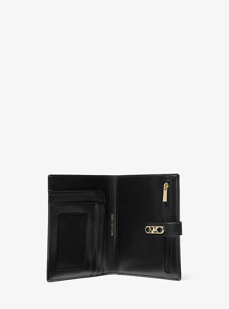 Cartera metalizada para pasaporte con logotipo imperio